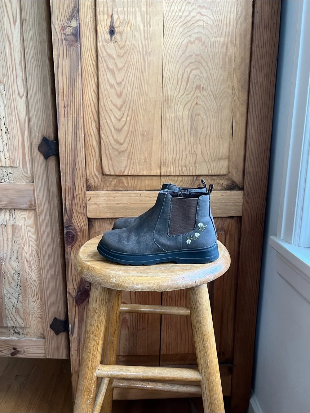 Zara | Kids Chelsea Boots in Dark Brown with Embroidered Floral Accent